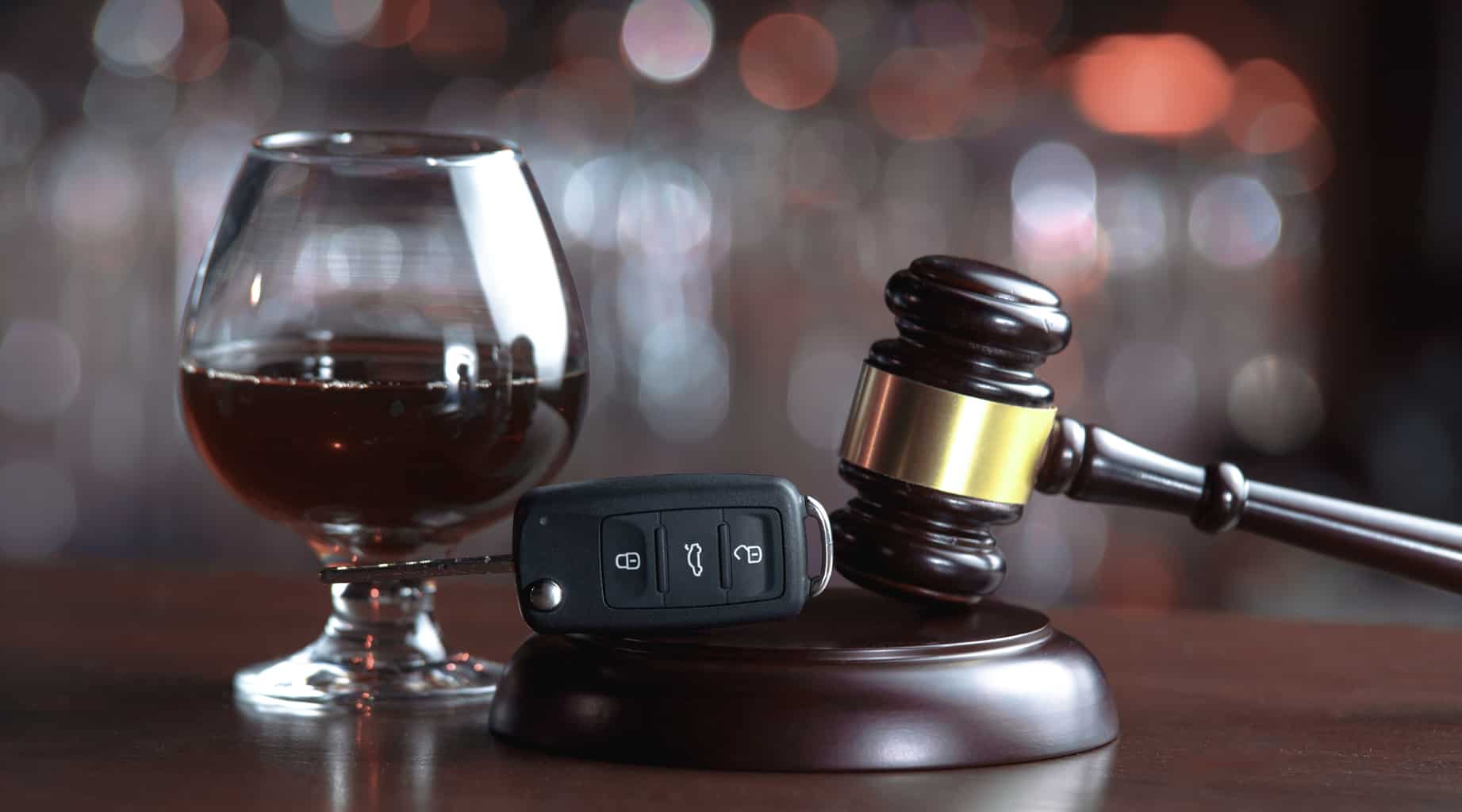 ABOGADO DEFENSOR DE DUI EN VISTA 9 Vaso de alcohol con mazo de juez