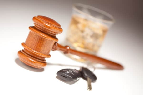 ABOGADO DE AUDIENCIA DEL DMV DE VISTA Y SAN DIEGO 2 Llaves de vehículo, alcohol y un mazo