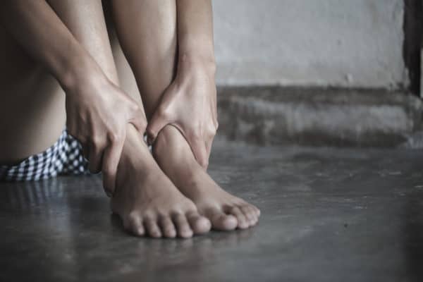 ABOGADO DE DELITOS SEXUALES EN VISTA Y SAN DIEGO 3 Mujer agachada sujetándose los tobillos