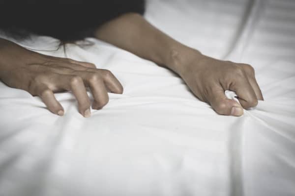 ABOGADO DE DELITOS SEXUALES EN VISTA Y SAN DIEGO 10 Mujer agarrando sábanas