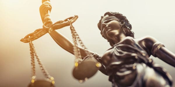 Estatua de la justicia sosteniendo una balanza
