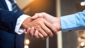 Gente dándose la mano

