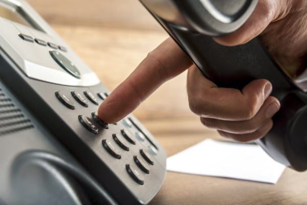 Abogado de violencia doméstica en Vista 6 persona sosteniendo el teléfono en la mano