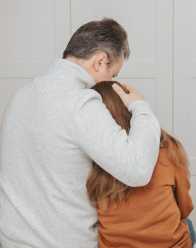 ABOGADO DE MENORES DE SAN DIEGO 9 Hombre consolando a su hija
