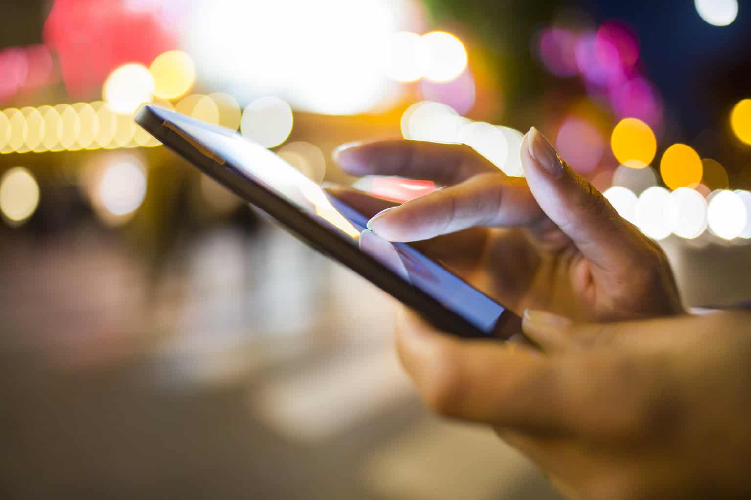 Persona marcando en un teléfono
